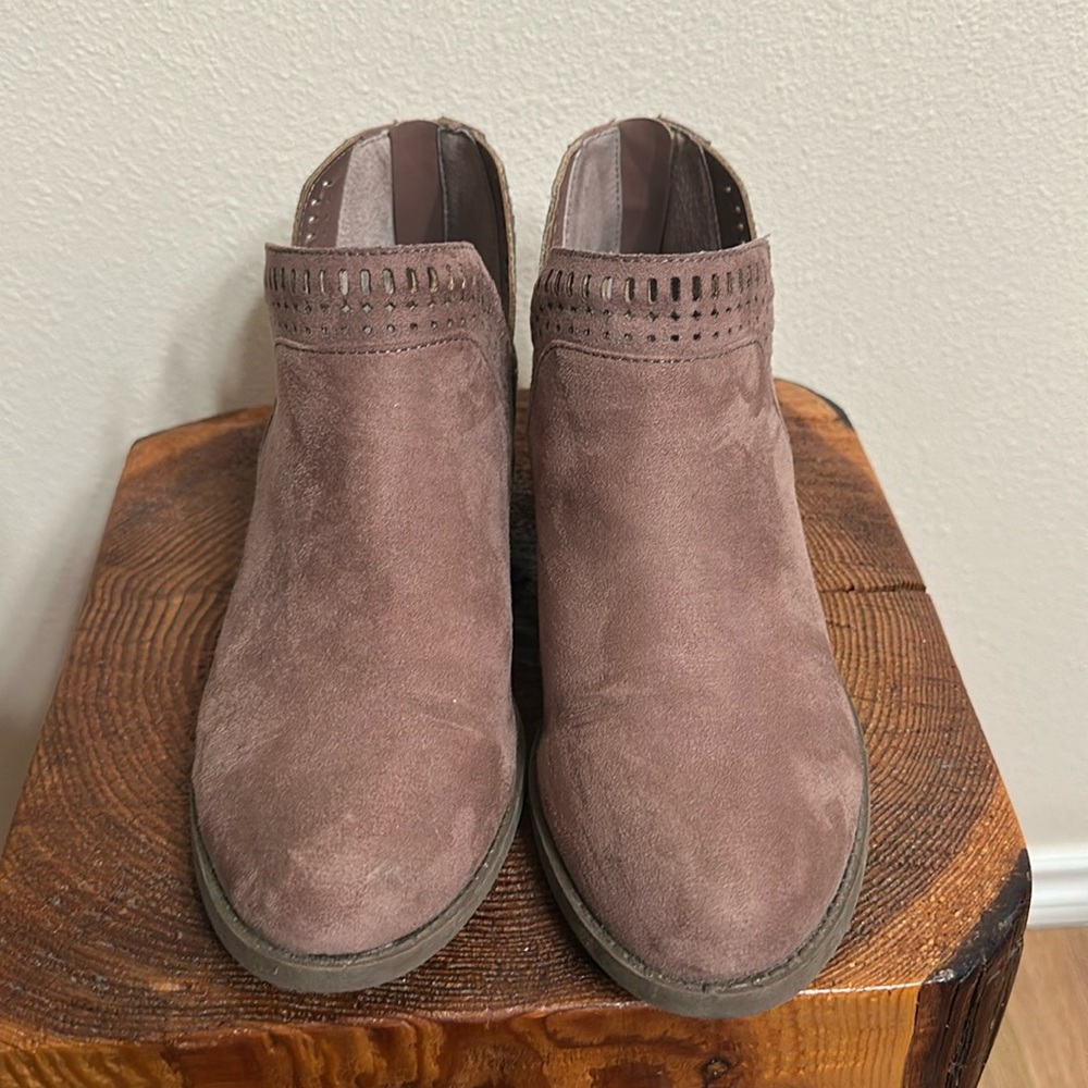 Carlos by Carlos Santana "Billey" ankle boots in a mauve, size 9